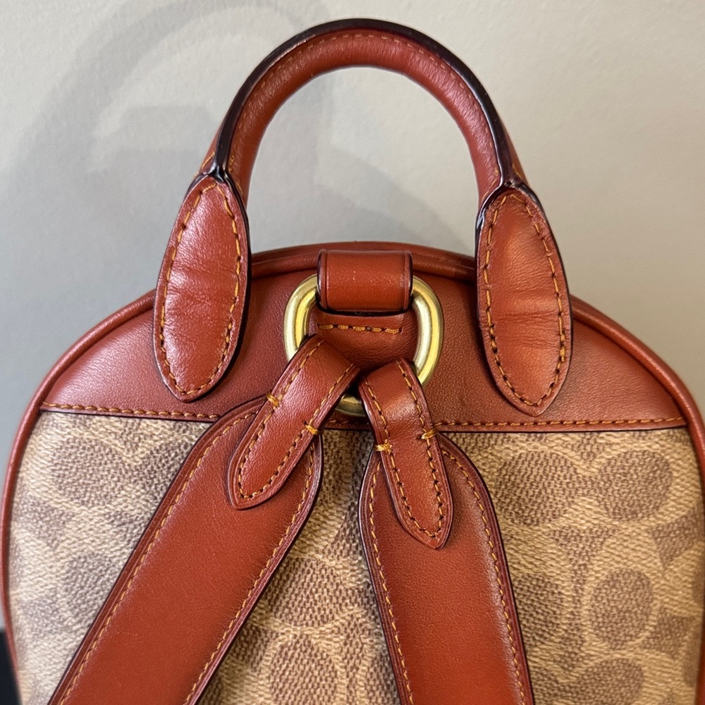 Women must have!☺️❤️Coach Tan and Brown Signature Backpack - Picture 7 of 15